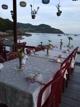 Khu vực nhà hàng với view sát biển. Ảnh: Facebook khu du lịch sinh thái Bảy Ban