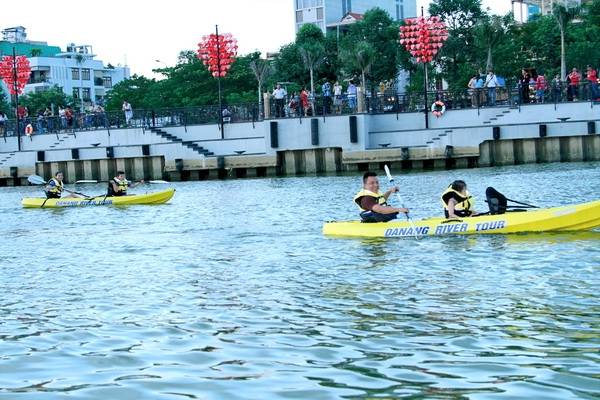 ... cầu Tình Yêu, điểm thu hút rất đông bạn trẻ