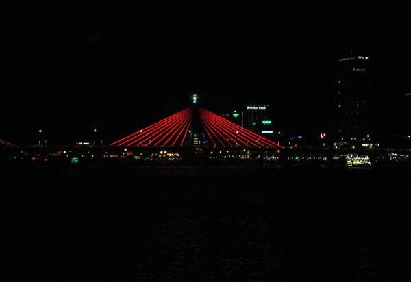 Cầu sông Hàn đổi màu liên tục.