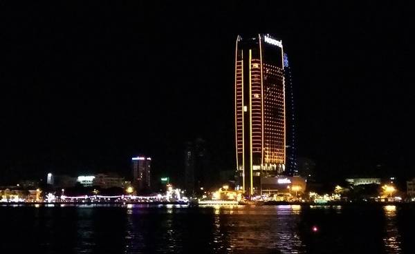 Đứng bên bờ sông Hàn, bạn có thể chiêm ngưỡng sự tráng lệ của khách sạn Novotel Đà Nẵng, Premier Hàn River. Toà nhà cao 37 tầng này được đánh giá như một trong những điểm nhấn của thành phố Đà Nẵng.