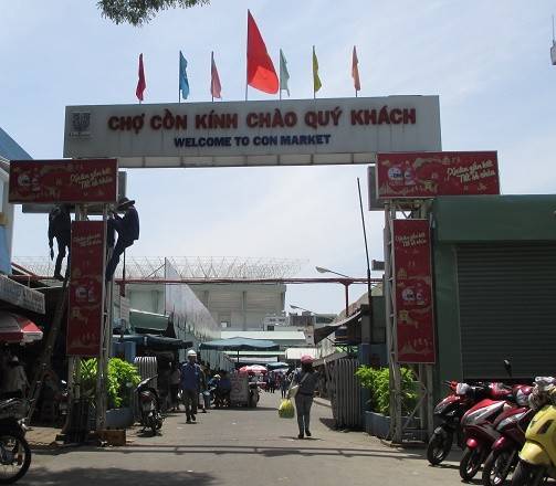 Ban ngày, bạn nên ghé thăm chợ Cồn - khu chợ nổi tiếng nhất Đà Nẵng.