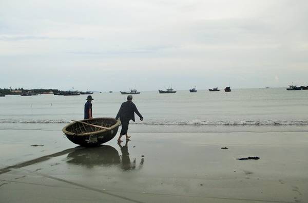 Trên đường tới bán đảo Sơn Trà - một điểm đến thú vị tiếp theo, bạn nên dừng chân tản bộ quanh bãi biển trải dài trên đường Hoàng Sa để quan sát cuộc sống của ngư dân ở đây.