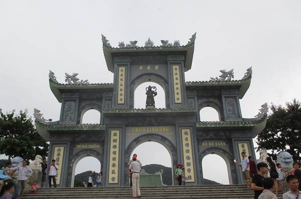 Tới bán đảo Sơn Trà, bạn có thể chiêm ngưỡng cõi Phật giữa chốn trần gian - chùa Linh Ứng. Chùa nằm trên đỉnh núi thuộc Bãi Bụt, hướng nhìn ra biển Đông, một bên là đảo Cù lao Chàm, phía bên kia là ngọn Hải Vân phía còn lại là dòng sông Hàn yên ả đang đổ về cửa biển.