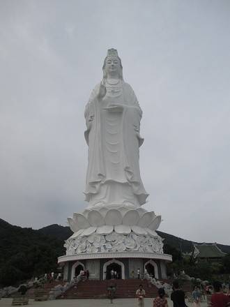 Ở đây có rất nhiều tượng Phật, song tượng Phật Quan Thế Âm cao 67m, đường kính tòa sen 35m được xem là cao nhất Việt Nam.