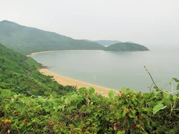 xe máy để cùng trải nghiệm cảm giác cực "phiêu" trên đèo Hải Vân - dài 20 km, cắt ngang dãy núi Bạch Mã (là một phần của dãy Trường Sơn chạy cắt ra sát biển) ở giữa địa giới tỉnh Thừa Thiên - Huế và thành phố Đà Nẵng, và đứng trên đèo để thu trọn thành phố Đà Nẵng trong tầm mắt.