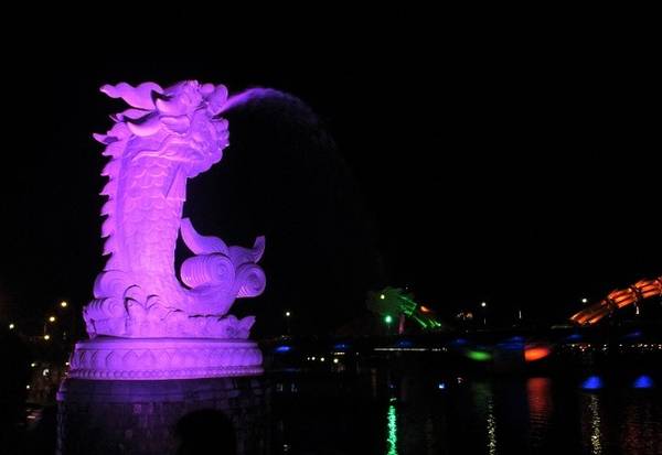 Tượng "Cá chép hóa rồng" - một công trình nặng gần 200 tấn, được xây dựng vào tháng 4/2015 với ý nghĩa: Phần đầu được lấy ý tưởng hình ảnh rồng thời Lý - một trong những thời kỳ thịnh vượng nhất của lịch sử Việt Nam. Đuôi cá được điêu khắc nghệ thuật từ hình ảnh cách điệu hai bàn tay đặt đối xứng, mang ý nghĩa hòa bình, thịnh vượng, tình đoàn kết chung sức chung lòng…