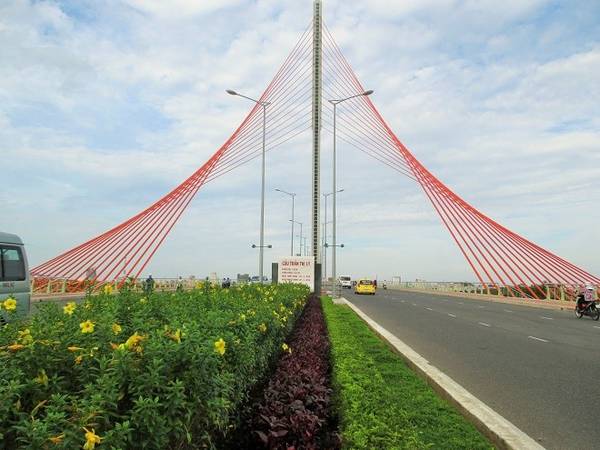 Tiếp theo, bạn hãy tranh thủ khám phá vẻ đẹp của thành phố của những cây cầu.