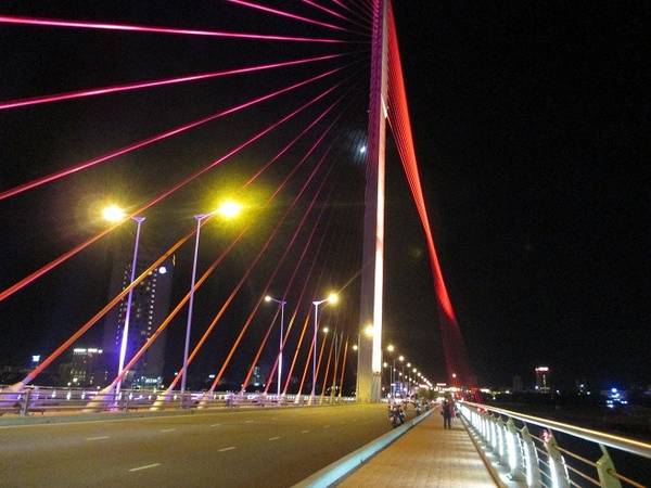 Cầu Trần Thị Lý về đêm.