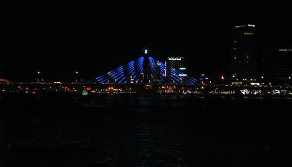 Bắc qua con sông Hàn và là một trong nhiều biểu tượng của Đà Nẵng, cầu Sông Hàn có nhiều điểm thú vị như màu sắc thay đổi liên tục hay xoay quanh vị trí vào lúc nửa đêm để các tàu lưu thông...