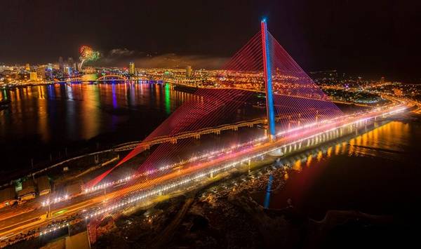 Lấp lánh sông Hàn. Ảnh: Đỗ Hữu Tiến.