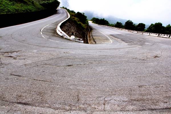 Khoảng thời gian sau Tết đến hết mùa hè, từ 9-15h, khung cảnh trên con đèo nối Đà Nẵng và Huế đẹp nhất: trời trong xanh, biển tuyệt đẹp, những đoạn rừng xanh ngắt.  Đèo có rất nhiều khúc cua khuỷu tay như thế này.