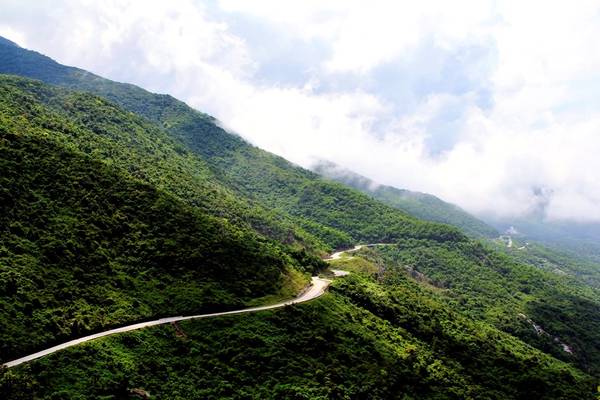 Đèo vắt qua núi như một con trăn khổng lồ.