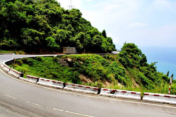 Xe men theo đường đèo.