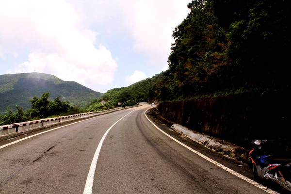 Con đường uốn lượn trên đèo.