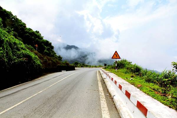 Mây vờn trên núi phía xa.