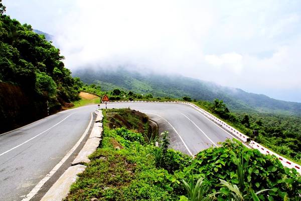 Nhung-khuc-cua-day-thach-thuc-tren-deo-Hai-Van-ivivu-6