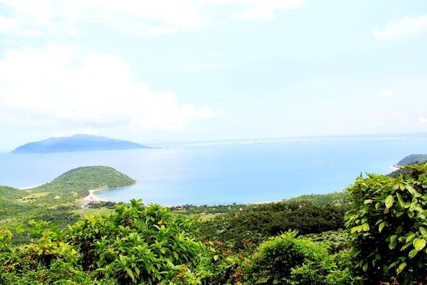 Biển trong xanh nhìn từ trên đèo.