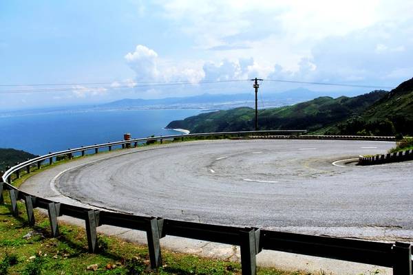 Nhung-khuc-cua-day-thach-thuc-tren-deo-Hai-Van-ivivu-8