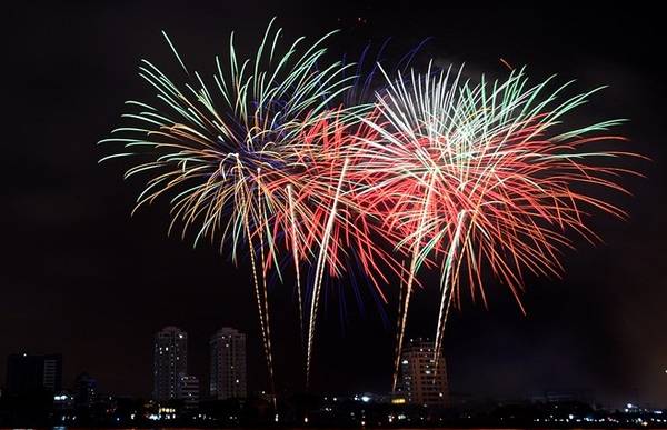 Cuộc thi pháo hoa bắt đầu vào 20h30, tuy nhiên từ 18h, hàng nghìn người kéo về 2 bên bờ sông Hàn chọn cho mình điểm lý tưởng để thưởng thức trọn vẹn đêm trình diễn đầu tiên. Sau phần thả hoa đăng và trình diễn nghệ thuật, đúng 20h30, phần thi của đội Fireworks for Africa (Nam Phi) bắt đầu.