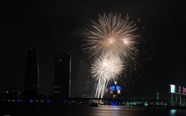 Chị Lan Anh (du khách đến từ TP HCM) cho biết: "Sẽ còn nhiều bất ngờ khi các đội trình diễn. Nhưng tôi thấy so với Nam Phi, đội Mỹ đẹp hơn". Màn trình diễn tuyệt vời của đội đến từ Mỹ được nhiều khán giả đánh giá là ứng cử viên cho giải nhất trong cuộc thi năm nay.