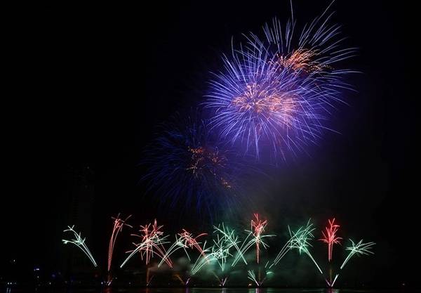 21h55 đội Đà Nẵng - Việt Nam bắt đầu trình diễn với chủ đề "Bản giao hưởng sắc màu" trên nền bài hát Dòng máu Lạc Hồng. Nhiều khán giả cho biết, mặc dù đã 6 năm tham dự cuộc thi pháo hoa quốc tế, nhưng đội Việt Nam chưa một lần đăng quang. "Tôi sẽ chờ đội chủ nhà trình diễn và hy vọng năm nay chúng ta vô địch", anh Khánh Hưng tin tưởng.