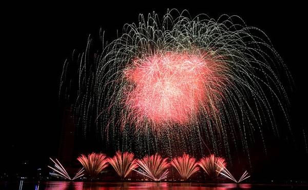 Màn trình diễn đội chủ nhà gồm 4 phần. Phần một thể hiện đất nước Việt Nam con Rồng cháu Tiên, tái hiện khung cảnh lịch sử 4.000 năm dựng nước và giữ nước. Phần hai là tình yêu quê hương, đất nước, biển, đảo. Phần ba giới thiệu về Đà Nẵng - thành phố đang ngày càng phát triển. Phần 4 với chủ đề “Bản giao hưởng sắc màu”, trình diễn các hiệu ứng pháo hoa rực rỡ, đa dạng trên nền nhạc không lời trích từ bản Sonate số 8 của nhà soạn nhạc nổi tiếng người Đức Beethoven.