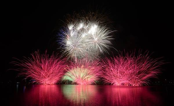 Một du khách người Mỹ cho biết: "Tôi đã 3 lần xem pháo hoa Đà Nẵng. Năm nay, đội chủ nhà trình diễn đẹp nhất so với 3 đội".