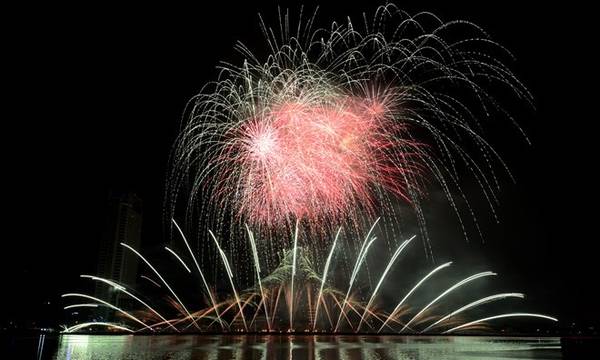 Đội Đà Nẵng - Việt Nam khéo léo lồng các bài hát như Nơi đảo xa, Dòng máu Lạc hồng, nhạc dân tộc... vào phần trình diễn của mình đem lại nhiều cảm xúc cho khán giả.