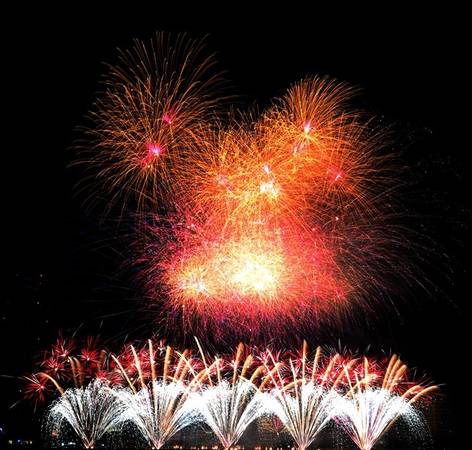 Pháo hoa rực trời Đà Nẵng của đội chủ nhà được ban giám khảo, khán giả đánh giá cao. Bạn Hoàng Nam (du khách đến từ TP HCM) nhận xét, cả 3 đội ngang nhau. "Tuy nhiên, tôi nghĩ Việt Nam sẽ đạt giải nhất trong cuộc thi pháo hoa năm nay", Nam nói.