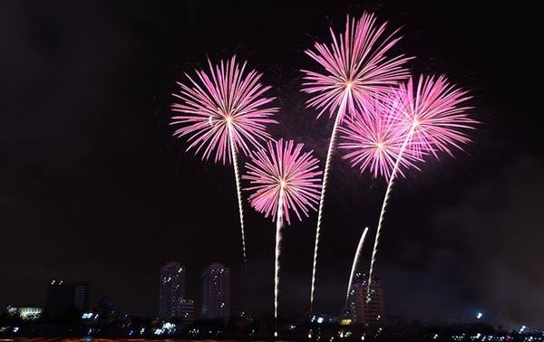 Nam Phi được biết đến là quốc gia cầu vồng, một vùng đất đầy màu sắc. Lần đầu tiên đến với DIFC, đội Nam Phi mang tới màn trình diễn có tên “Bầu trời xanh châu Phi”.