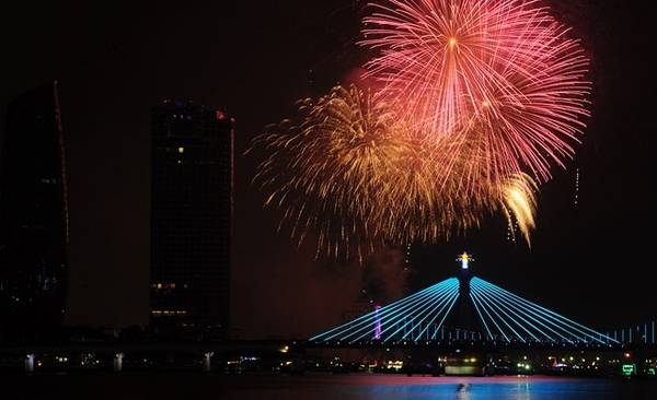 "Tôi đã xem màn trình diễn tuyệt vời. Đây là đội lần đầu tiên tham dự sự kiện, nhưng tôi thấy họ chuẩn bị rất kỹ và là ứng viên nặng ký cho giải nhất", du khách Hồ Thị Vy (ngụ TP HCM, đến Đà Nẵng cùng gia đình) nói.