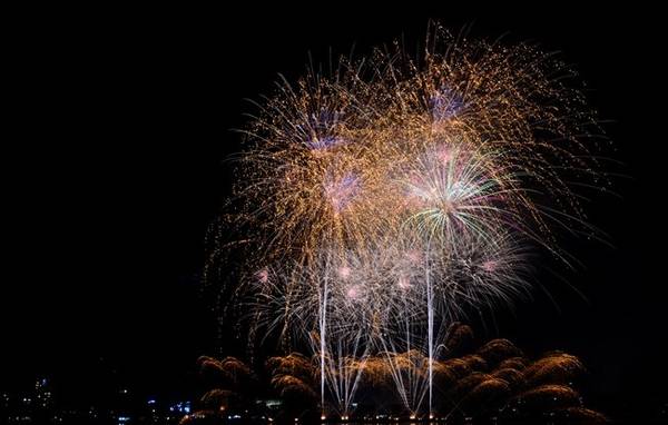 Sau khoảng 10 phút trục trặc, vào 21h15, màn trình diễn của đội Pyrotecnico (Mỹ) bắt đầu. Đây là đội giành giải nhì tại DIFC 2010. Khi màn trình diễn của đội Mỹ vừa bắt đầu, những tràng vỗ tay vang lên không ngớt.