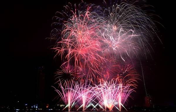 Với phong cách hoàn toàn khác hẳn đội Nam Phi, màn trình diễn của đội Mỹ cuốn hút người xem từ đầu với tiết tấu nhanh, âm nhạc và hiệu ứng sôi động. Khán giả có thể nhận ra nhiều bản tình ca quen thuộc.