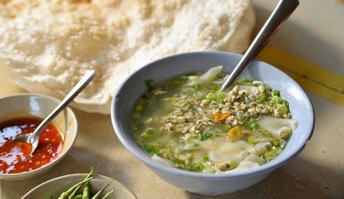 Don sau khi ngâm hết cát sẽ được tách phần thịt nấu chung với nước dùng, thêm hành tây thái sợi cùng hạt tiêu. Ảnh: My Tour.