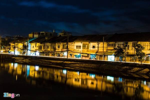 TP HCM được xưng tụng là Hòn ngọc Viễn Đông từ nhiều năm trước. Ảnh chụp bến Bình Đông với dãy nhà cổ, in đậm dấu ấn lịch sử giao thương phồn hoa, trù phú của người Hoa kiều xưa. Ảnh: Hải An.