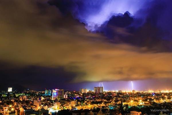 <strong>TP Vũng Tàu</strong> là một bán đảo thuộc tỉnh Bà Rịa - Vũng Tàu, cách TP HCM khoảng 125 km. Bạn có thể đến đây bằng xe khách, tàu cánh ngầm hay xe máy. Ảnh: Vũ Giang Nam.