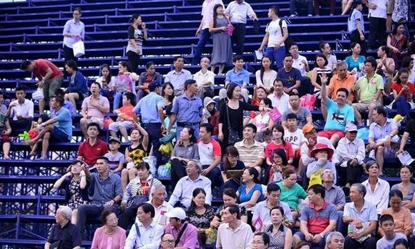 Người dân Đà Nẵng nườm nượp đi xem pháo hoa từ sớm. Ảnh: Lê Hiếu.