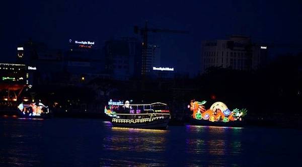 Thuyền rồng trên sông Hàn. Từ xẩm tối, nhiều du khách đã lên thuyền để ngắm cảnh, chọn vị trí đẹp trên sông để và chiêm ngưỡng toàn bộ màn bắn pháo hoa. Ảnh: Lê Hiếu. 