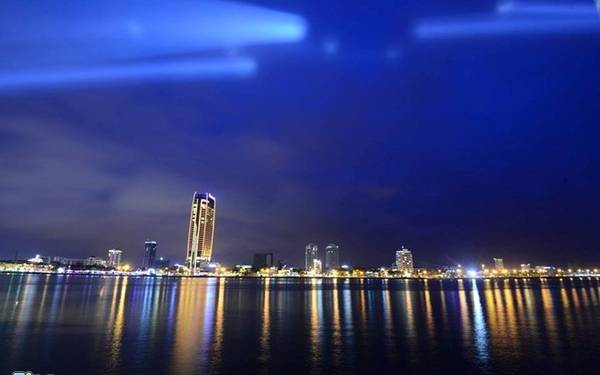 Bờ sông Hàn nhìn từ khán đài đường Trần Hưng Đạo lúc 19h. Ảnh: Lê Hiếu.