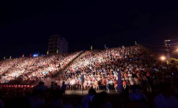 Người dân ngồi chật kín khán đài.