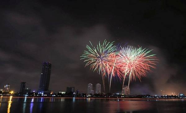 Pháo hoa của đội Nam Phi rực sáng trên bầu trời Đà Nẵng. Ảnh: Lê Hiếu. 