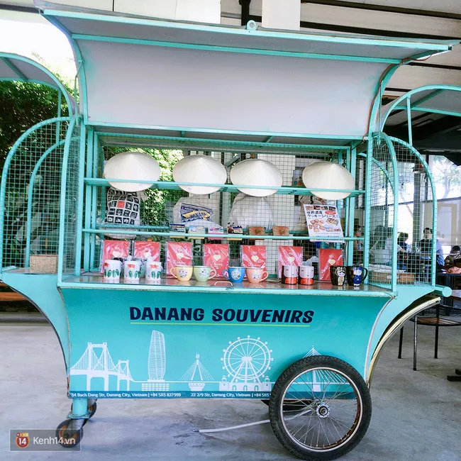 Khu vực trưng bày các sản phẩm ly tách hoặc túi xách vải, nón lá được thiết kế với nhiều hình ảnh đặc trưng của Đà Nẵng.