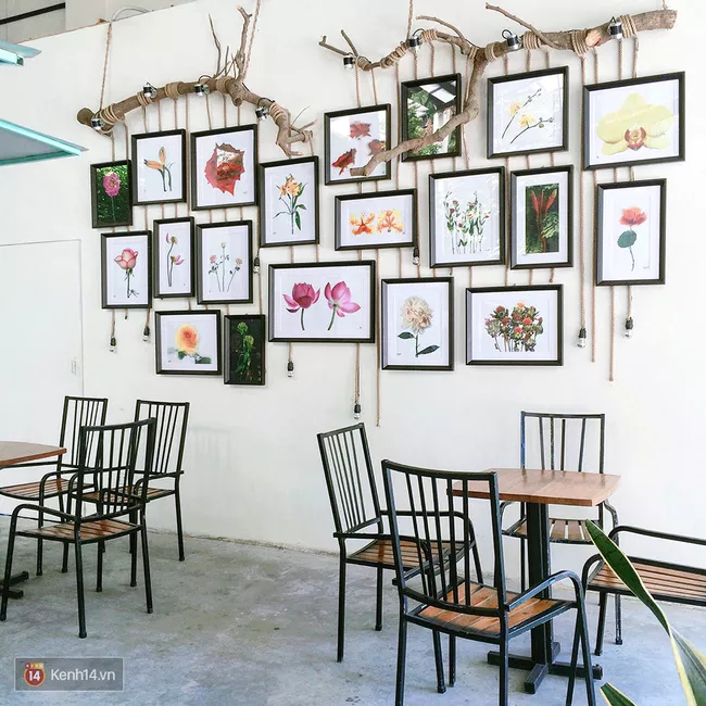 Chỗ ngồi xinh xắn ngập tràn ánh sáng bên trong quán.