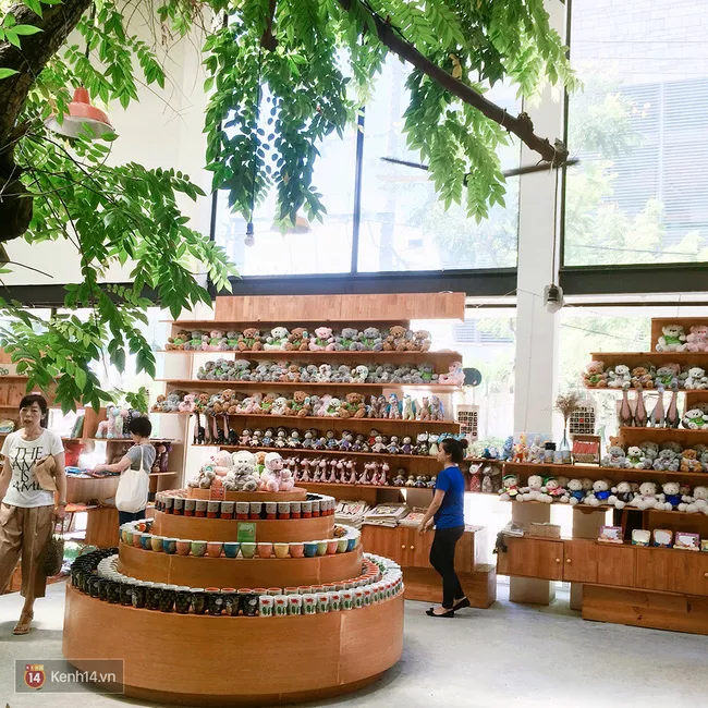 Ngay bên cạnh là khu vực ngồi thưởng thức cà phê.