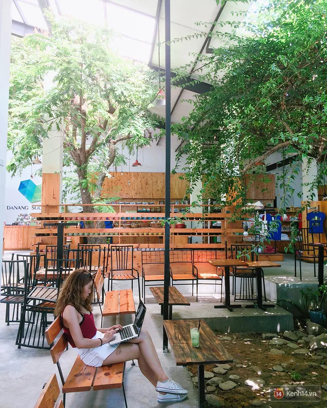 Mặc dù ngồi ở bên trong quán nhưng lúc nào cũng có cảm giác đang ngồi ở một khu vườn vậy.