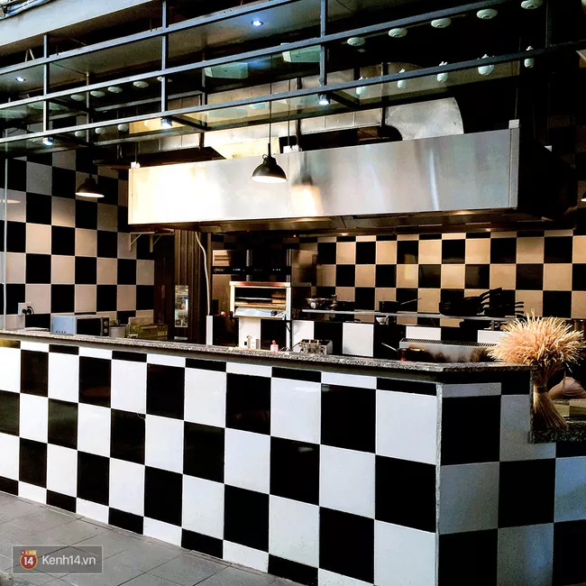 Khu vực bếp mở bạn có thể dễ dàng nhìn thấy các món ăn của mình được chế biến ngay tại đây.