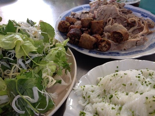 Bánh hỏi được làm từ bột gạo ăn kèm lòng heo và nước chấm chua cay. Ảnh: Top List.