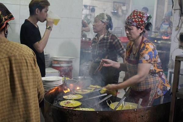 Từ lâu, bánh xèo bà Dưỡng đã trở thành “thương hiệu” đối với khách du lịch khi ghé thăm Đà Nẵng. Dù giá mỗi đĩa bánh xèo lên tới 55.000 đồng, cao hơn những nơi khác nhưng quán vẫn tấp nập.  Bánh xèo vàng ruộm với rau sống, đu đủ chua và dưa leo. Suốt 30 năm, quán bánh xèo của đại gia đình bà Dưỡng vẫn giữ được hương vị thơm ngon, mộc mạc chính hiệu miền Trung.