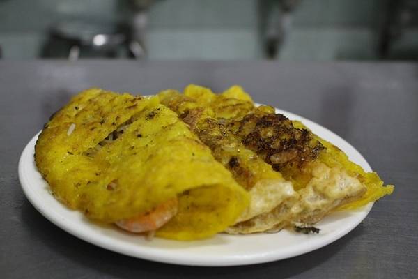 Để có bánh xèo ngon phải để lửa to khi đổ bánh, rồi cho nhân gồm giá đỗ, thịt bò, tôm sông đến khi bánh chín thì gập đôi lại. Điểm đặc biệt của bánh xèo bà Dưỡng là bánh được bọc viền trứng xung quanh, khi ăn có mùi thơm ngậy.