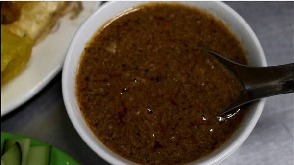 Món bánh xèo ở đây nổi tiếng còn vì chén nước chấm được pha trộn theo công thức riêng của bà Dưỡng mà không nơi nào có được.